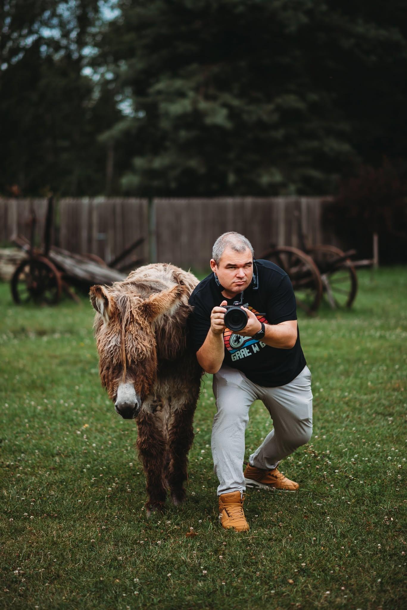 Adrian z kamerą na planie