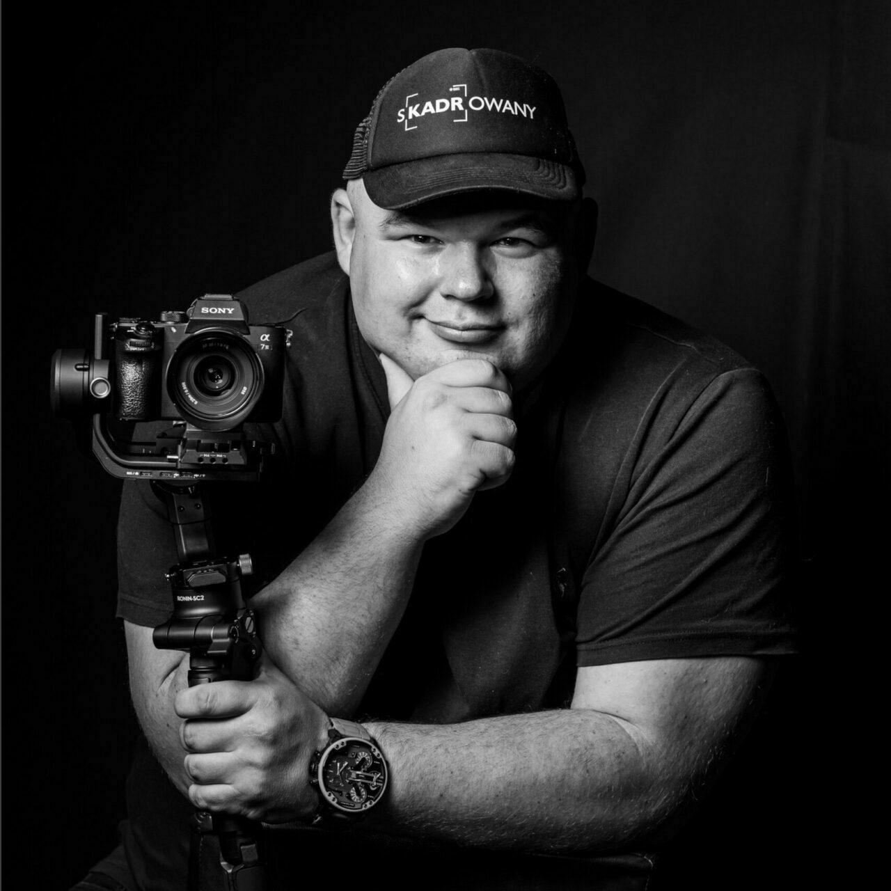 Adrian — twórca Skadrowany, z kamerą Sony na gimbalu