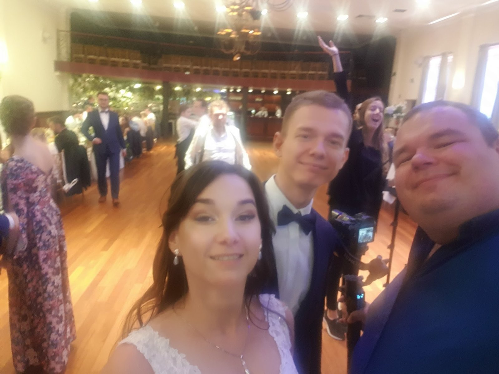 Goście na sali weselnej